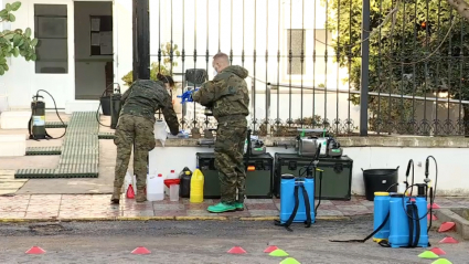 Militares de la Brigada XI de Extremadura desinfectando la residencia de mayores de Villalba de los Barros
