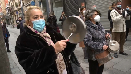 Pequeños comerciantes de la calle Menacho de Badajoz protestan cacerola y cazo en mano contra el cierre de sus tiendas.