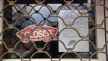 El comercio y la hostelería de una veintena de localidades extremeñas lleva cerrado desde el 7 de enero. Comercio de Cáceres con la persiana echada al tener que cerrar el negocio por el coronavirus.