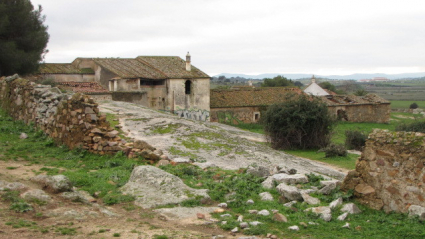 Caserón abandonado donde se realizaba el botellón ilegal.