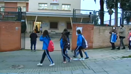 Escolares entrando en el colegio 'Santa Eulalia-Escolapias' de Mérida