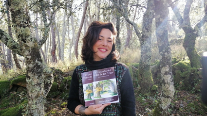 María Gallardo con su libro "El secreto del Valle de los Tejos"