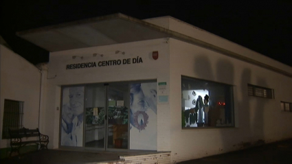 Fachada del centro afectado por el brote de coronavirus.