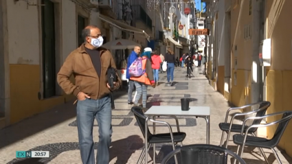 Imagen de ciudadanos de Portugal paseando por la calle