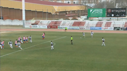 Lanzamiento de falta de Aquino en el primer gol pacense