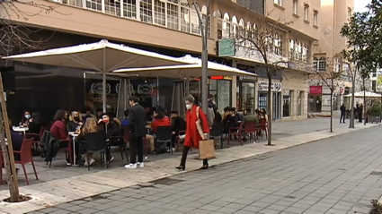 Cacereños en las terrazas de Cáceres