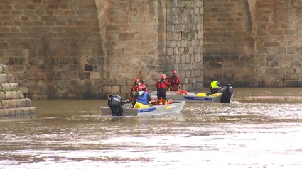 Especialistas de rescate recuperando uno de los cuerpos de los tres trabajadores fallecidos en el río Guadiana