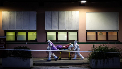 Dos sanitarios del hospital Amadora de Sintra (Portugal) trasladan a un paciente