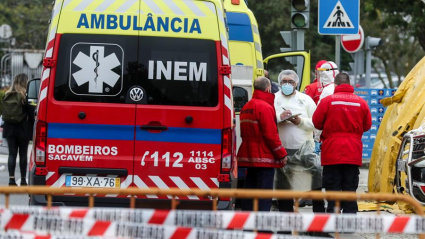 Los profesionales sanitarios participan en la preselección de pacientes a su llegada al Hospital Santa María de Lisboa.