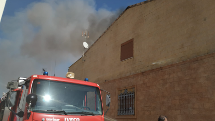 Bomberos en un incendio en Campillo de Llerena