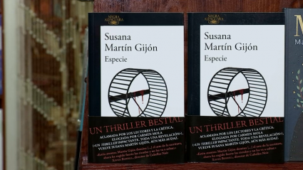 Ejemplares de la nueva novela de Susana Martín Gijón, "Especie", en la Librería Punto Aparte de Mérida.