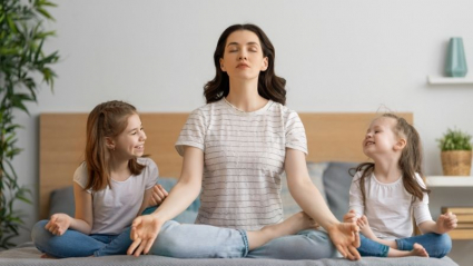 Madre meditando con sus hijas