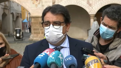 José María Vergeles atiende a los medios en Badajoz