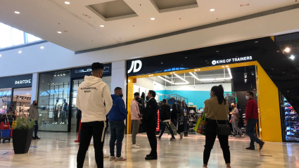 Colas en el interior del centro comercial El Faro