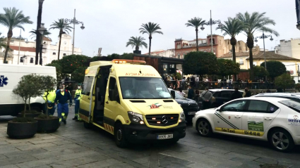 Ambulancias atendiendo tras una pelea en la Plaza de España de Mérida