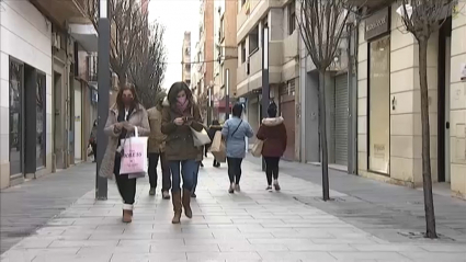 Clientes comprando esta tarde en la calle Menacho de Badajoz 
