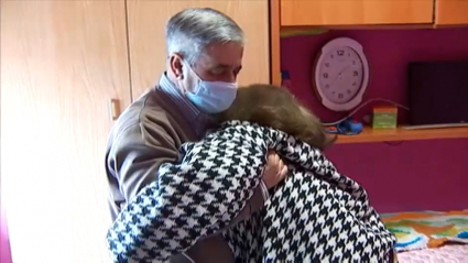 Urbano Torres cuida de su esposa Valentina, dependiente de grado II