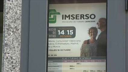 Imagen de un cartel anunciando los viajes del Imserso  en una agencia de la región