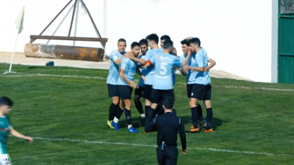 Los jugadores del Trujillo celebran un gol de Joselu