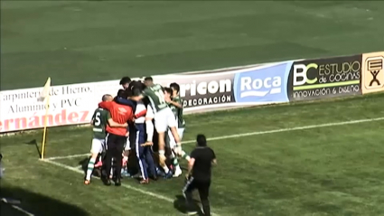 Los jugadores del Cacereño celebran el gol de la victoria ante el Arroyo