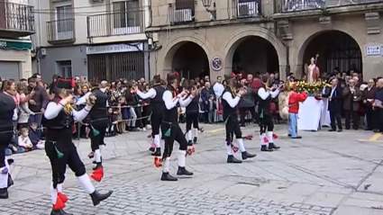 Los Negritos danzando frente a San Blas en Montehermoso