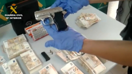 Incautación de dinero y armas tras una operación de la guardia civil  