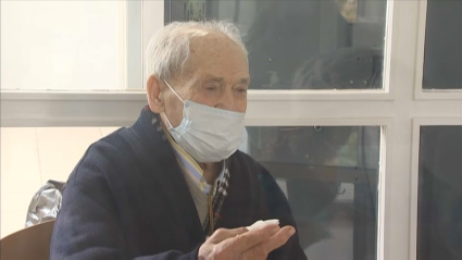 Nicasio Moreno, en la residencia, feliz al recibir la visita de su hija