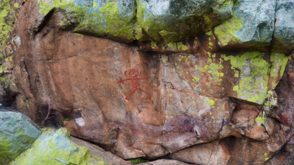 Detalle del monigote que ha aparecido sobre las pinturas rupestres de unos de los abrigos del Risco de San Blas.