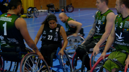 jugadores y jugadora del Mideba Extremadura baloncesto adaptado silla de ruedas. María Chirinos