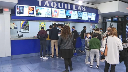 Espectadores compran entradas de cine en la taquilla