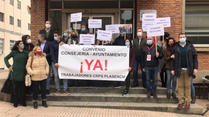 Concentración de trabajadores del CRPS y Partido Popular.