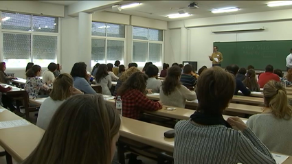 Gente realizando el examen un examen de oposición de enfermería en Cáceres