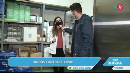 Reportero entrevistando a una de las coordinadoras de vacunación