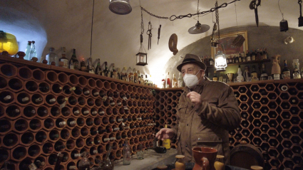 Enrique alberga más de 2.000 botellas de vino en su bodega particular