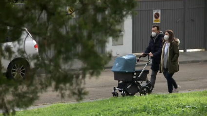 Padres pasean a su hija nacida en medio de la tercera ola de la pandemia