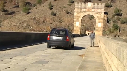 Un vehículo circula por el puente romano de Alcántara