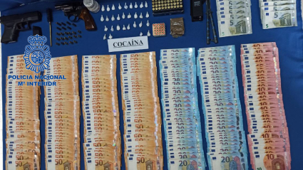 Dinero y droga intervenida en el registro domiciliario del detenido