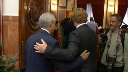Fran Fragoso e Ignacio Grajera se saludan en el ayuntamiento de Badajoz 