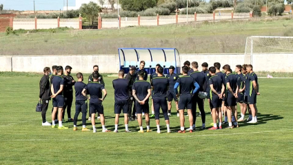 La plantilla del Mérida en una charla previa al entrenamiento