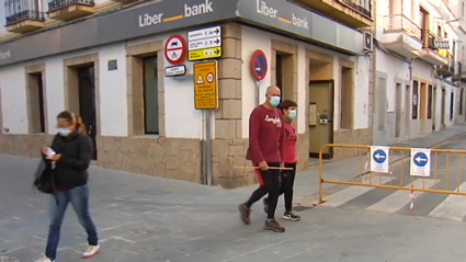 Gente paseando por las calles de Malpartida de Cáceres