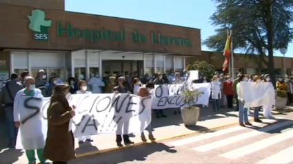 Protestas frente al hospital de Llerena