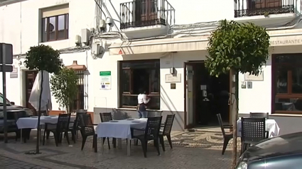 Terraza vacía en la feria taurina de Olivenza
