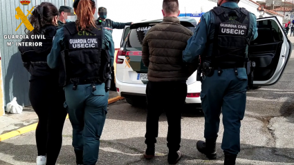 Agentes de la Guardia Civil trasladando a dos de los detenidos