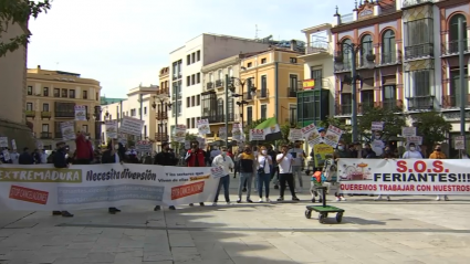Protesta de los sectores relacionados con las ferias realizada frente al Ayuntamiento de Badajoz