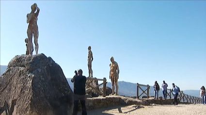 Turistas este fin de semana en 'El Mirador de la Memoria', en el término municipal de El Torno.