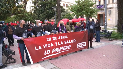 Imagen de la concentración de CCOO esta mañana frente a la delegación del gobierno en Badajoz