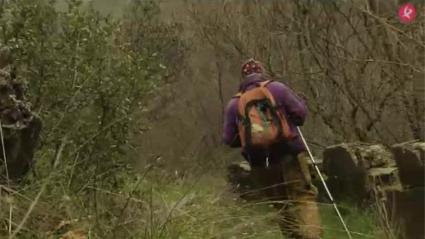 Senderista caminando por el Acueducto de las Herrerías