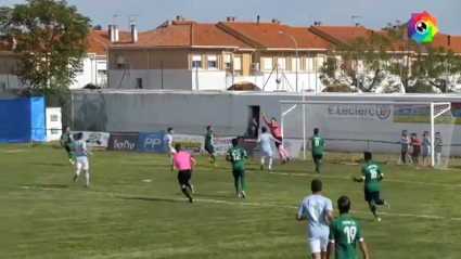 Moraga saliendo a por un balón aéreo