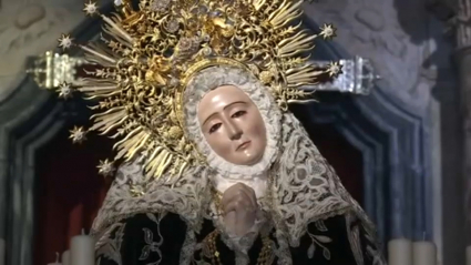 La Virgen de la Soledad, venerada por los fieles en su templo en este Jueves Santo