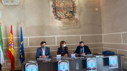 El director de la Banda Municipal, Vicente Soler, la concejala de Cultura, Paloma Morcillo, y el presentador, Emilio González Barroso durante la presentación del ciclo Toca la Banda.